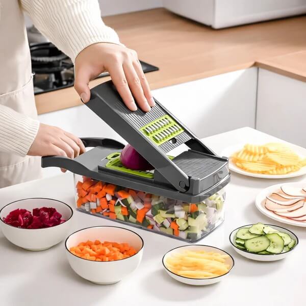 UltraChef em uso cortando legumes