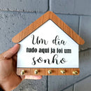 Porta-Chaves Casinha “Tudo Já Foi Um Sonho” – Organize com Significado